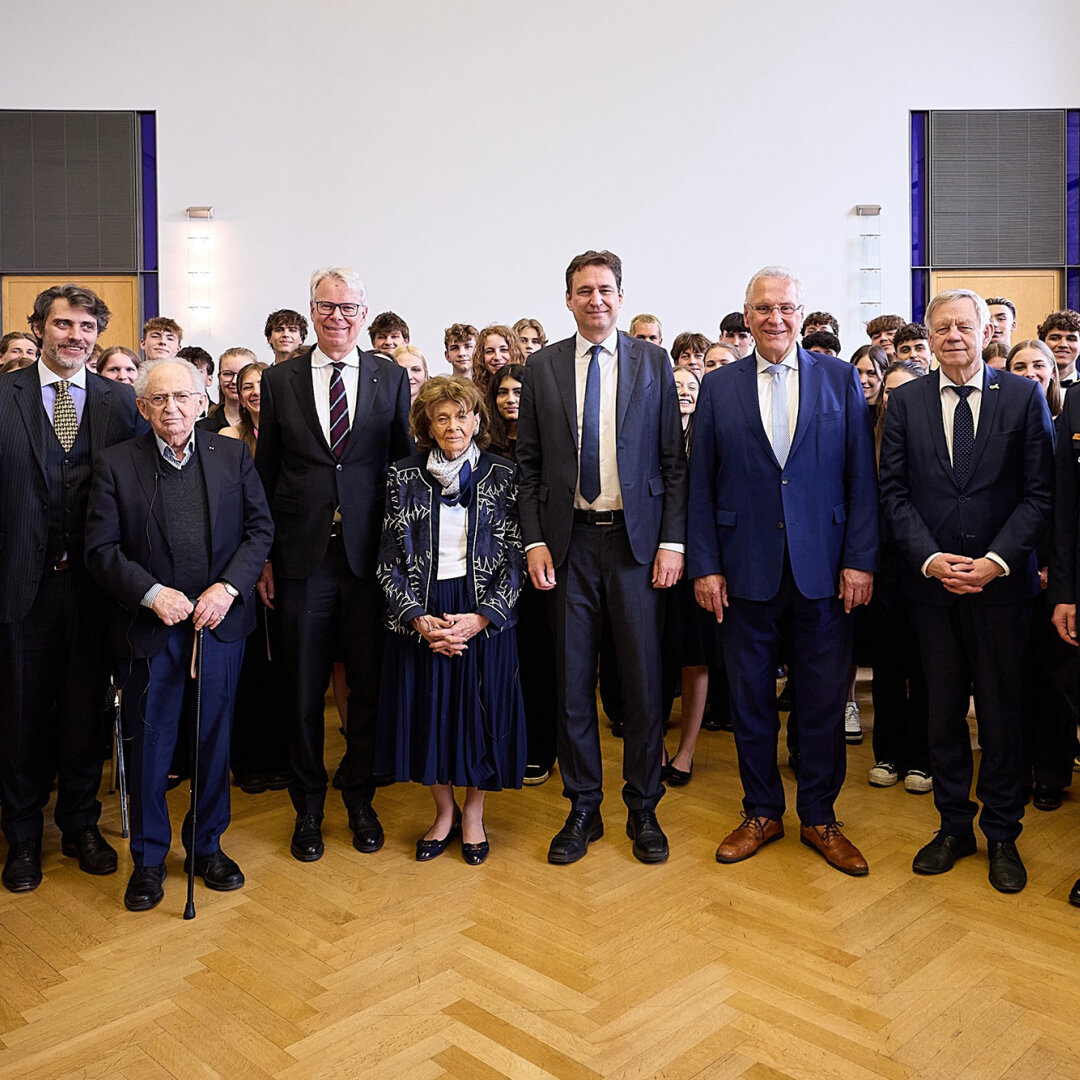 7. Mai 2025: Justizminister Georg Eisenreich, Innenminister Joachim Herrmann und Landtagspräsidentin Ilse Aigner bekräftigen im Justizpalast gemeinsam mit Holocaust-Überlebenden ihr klares Nein zu Antisemitismus – und setzen ein starkes Zeichen für Erinnerung, Verantwortung und Zusammenhalt. - © BayStMJ Gruppenfoto von links nach rechts zu sehen Spaenle_Prinz von Bayern_Naor_Dr. Heßler_Dr. h.c. mult. Knobloch_Eisenreich_Herrmann_Freller_Schwald