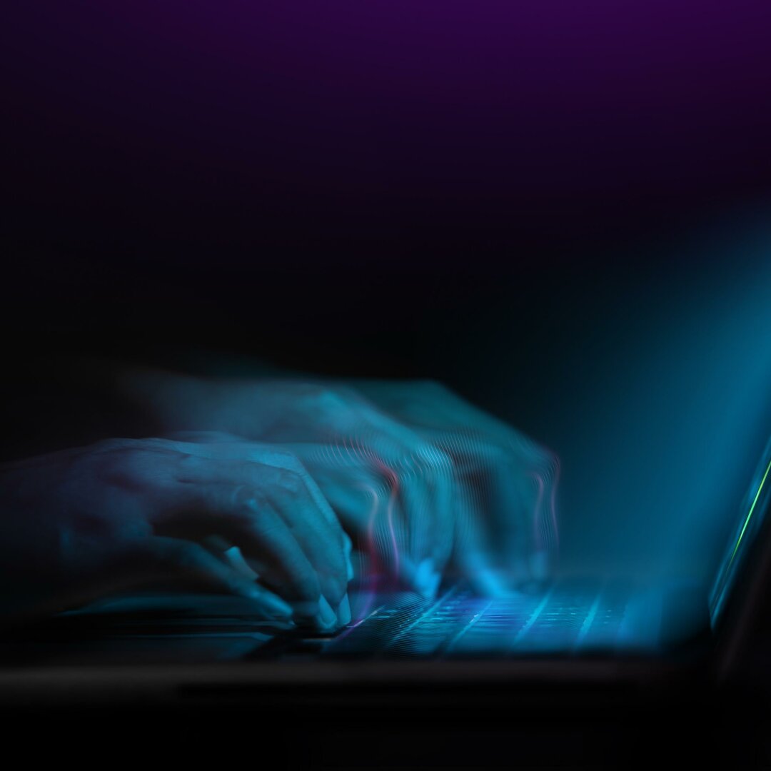 Aktuelle Sicherheitslage erfordert modernes Analysesystem für die Bayerische Polizei - © AdobeStock Laptop mit Händen beim Tippen im Dunklen