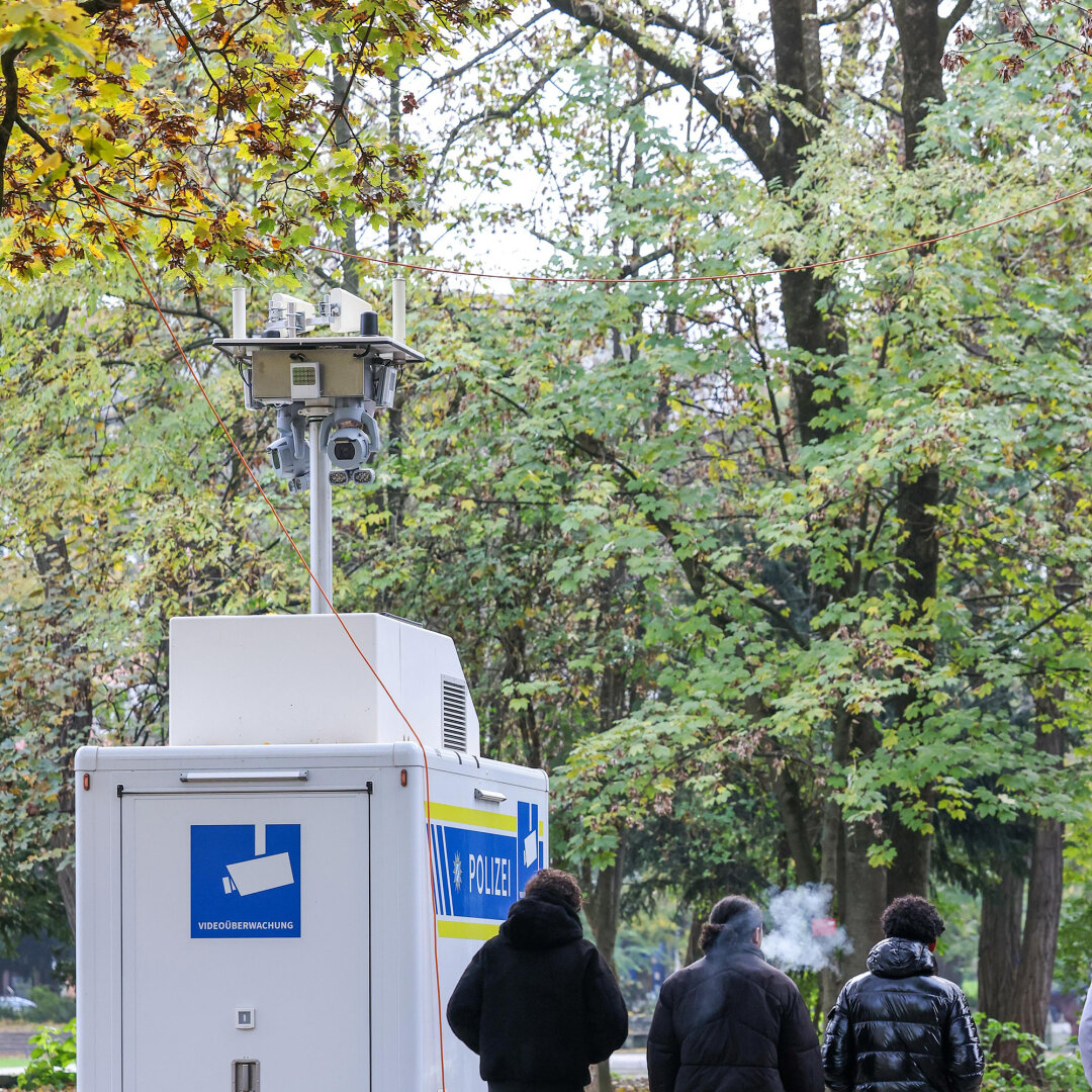 Mehr Sicherheit für Bayern: Der Freistaat investiert über vier Millionen Euro in moderne Videoüberwachung und Drohnenabwehr. Damit will die Bayerische Polizei Kriminalität noch gezielter verhindern und schneller auf Bedrohungen reagieren. Innenminister Joachim Herrmann: „Mit dem Ausbau moderner Sicherheitsmaßnahmen tragen wir entscheidend dazu bei, dass Bayern das sicherste Bundesland bleibt.“ - © BayStMI mobile Videoüberwachung in einem Anhänger