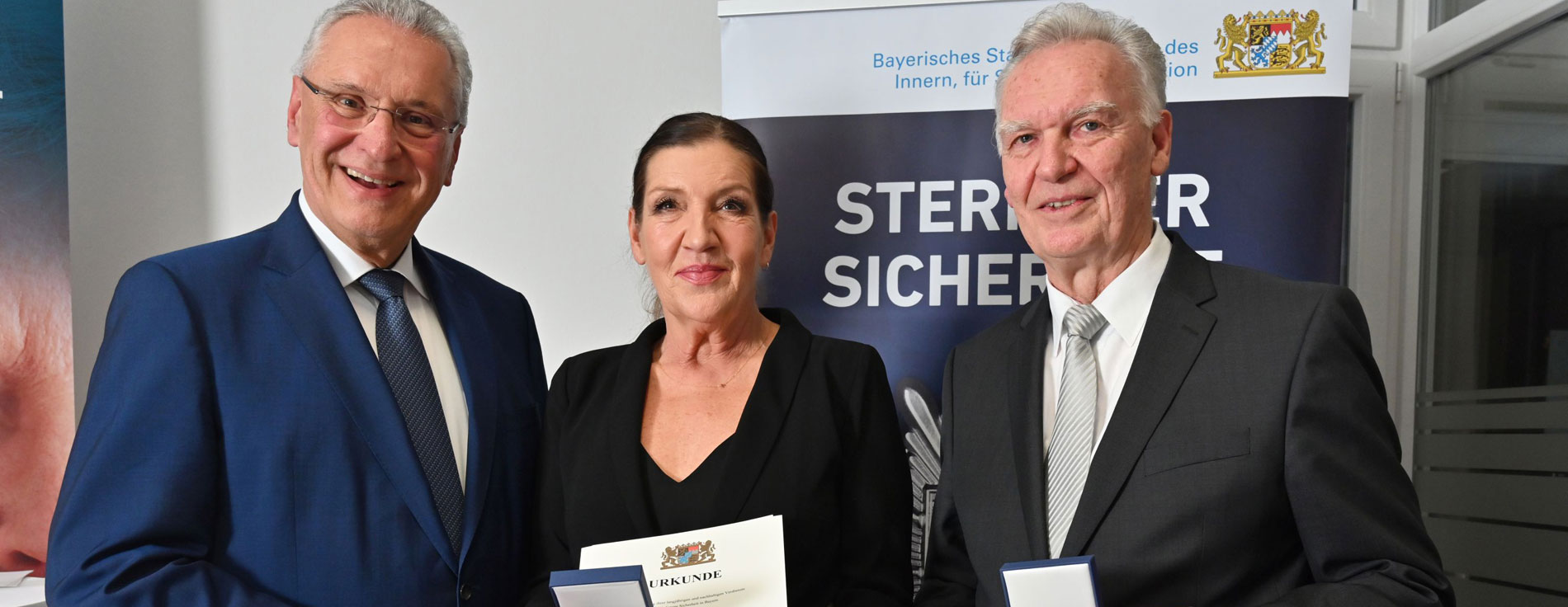 Herrmann, Karrenbauer und Ziercke mit Medaillen