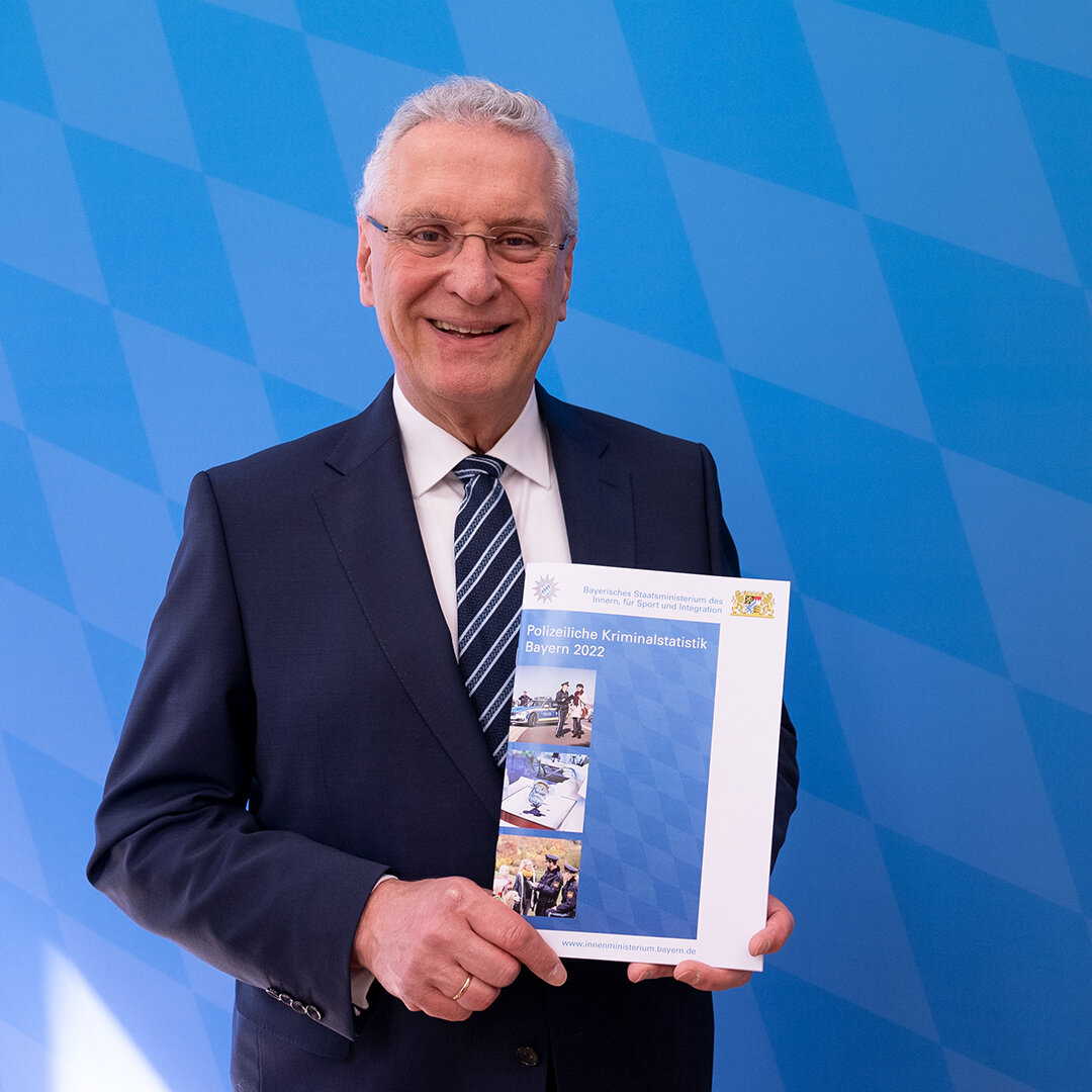 Herrmann hält Broschüre zur Kriminalstatistik 2022