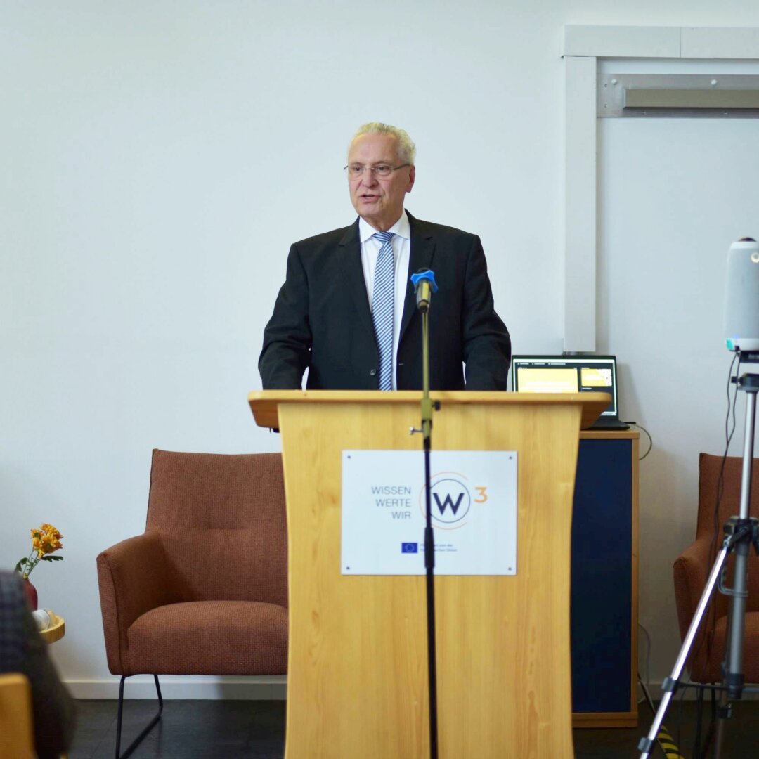 Auf dem Bild ist Innenminister Joachim Herrmann bei seiner Rede anlässlich der Feierlichkeiten zum Jugendprojekt "W3 - Wissen Werte Wir" zu sehen.