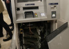 Kaputter Geldautomat, der aufgesprengt wurde