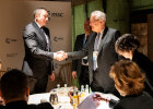 im Bild Vize-Ministerpräsident Ukraine Chernyschov und Innenminister Herrmann schütteln sich die Hand zur Begrüßung