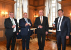 Manfred Ländner, Holger Dremel und Alfred Grob mit Ruhestandsausweisen in der Hand, Innenminister Joachim Herrmann dazwischen