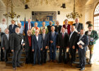 Gruppenfoto mit den Geehrten und Minister Herrmann