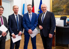 Staatsminister von links mit Oliver Weiß, Josef Schinabeck und Roland Kerscher mit Blick in die Kamera