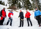 Herrmann und Stöttner mit Einsatzkräften und Lawinenschaufeln im Schnee