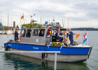 Innenminister Joachim Herrmann und weitere Personen auf geschmücktem Polizeiboot