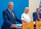 Integrationsminister Joachim Herrmann, Arbeitsministerin Ulrike Scharf und Ralf Holtzwart am Rednerpult