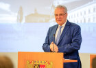21. März 2025 Sicherheit bleibt auf hohem Niveau: Die Kriminalitätsbelastung in Bayern ist 2024 weiter gesunken. Innenminister Joachim Herrmann präsentierte die aktuellen Zahlen und betonte die weiterhin hohe Aufklärungsquote von 64,9 Prozent. Zugleich verwies er auf neue Herausforderungen, etwa im Bereich der Gewaltkriminalität und Cybersicherheit. Mit gezielten Maßnahmen, verstärkter Polizeipräsenz und innovativen Sicherheitskonzepten will Bayern seine Spitzenposition in der Inneren Sicherheit weiter ausbauen.