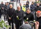 Gruppenbild Innenminister Joachim Herrmann 2. von links mit einer Rose in der Hand