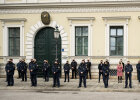 Polizistinnen und Polizisten versammelt vor dem Innenministerium bei Schweigeminute