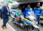 Herrmann vor einem Stand mit Kindern auf Polizeimotorrädern