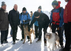 Herrmann, Söder und weitere Personen sowie Rettungshunde im Schnee