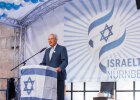 Herrmann am Rednerpult, überall mit israelischen Symbolen