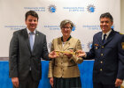 Staatssekretär Sandro Kirchner und zwei weitere Personen mit symbolischem Schlüssel