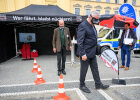 Innenminister Joachim Herrmann mit VR-Brille auf Promille-Parcours