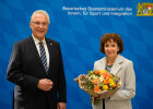 Innenminister Joachim Herrmann überreicht Eingebürgerten Blumenstrauß