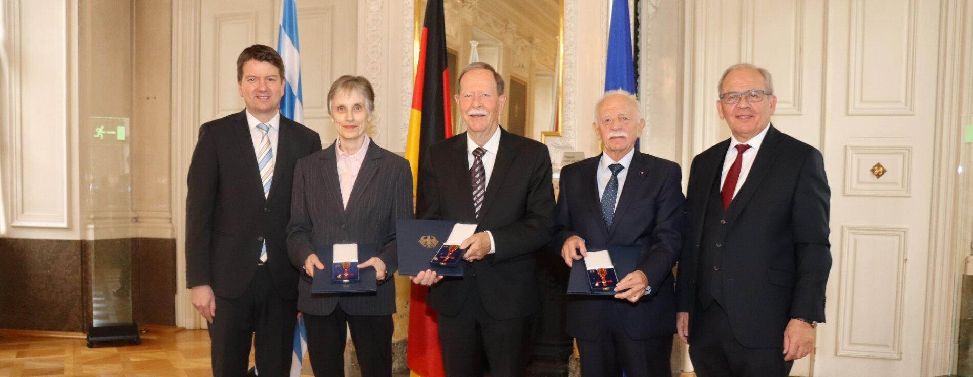 Gruppenfoto der drei Geehrten und Regierungspräsident Dr. Eugen Ehmann von Unterfranken