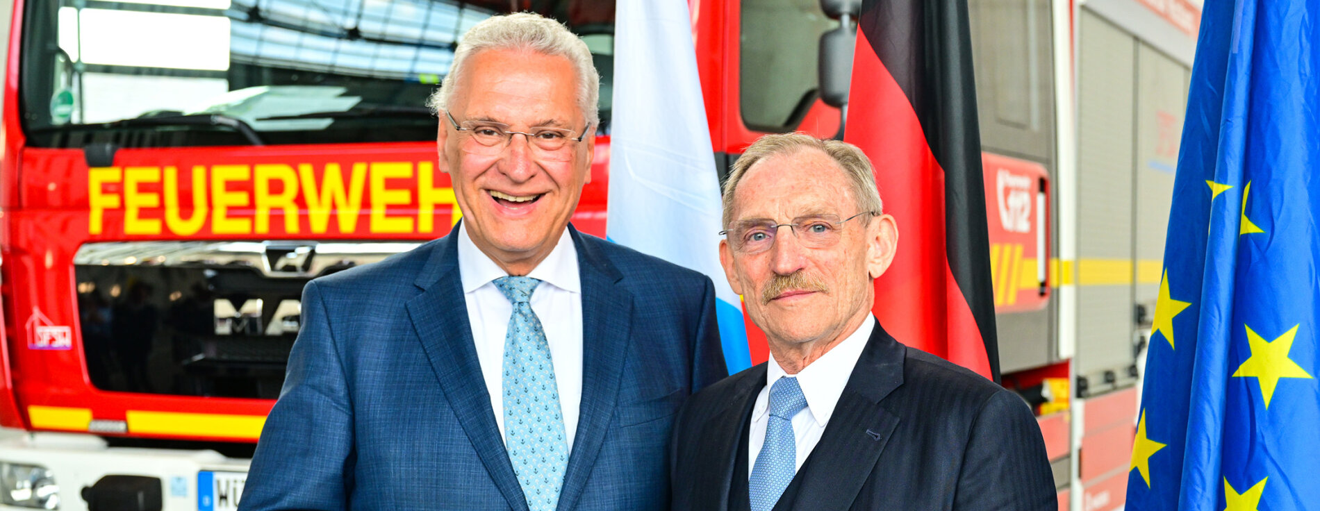 Innenminister Joachim Herrmann und ungarischer Innenminister Dr. Sándor Pintér vor Feuerwehrauto