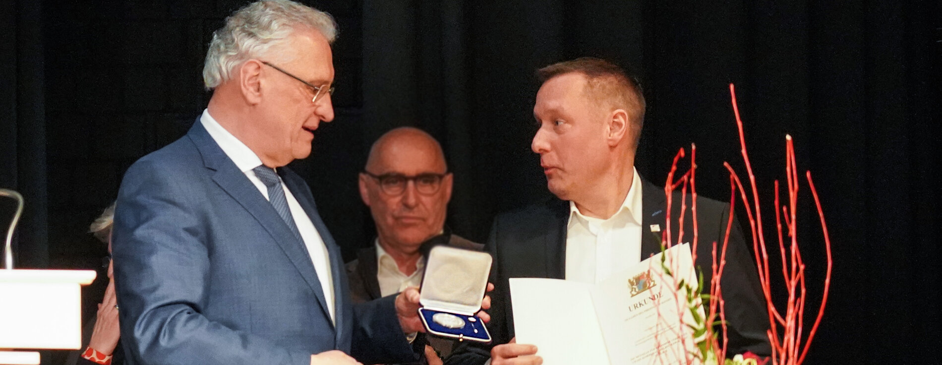Herrmann überreicht Kroder die Kommunale Verdienstmedaille