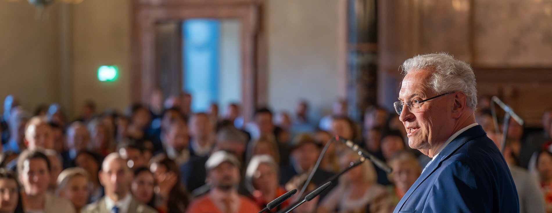 12. Mai 2025: Ministerpräsident Dr. Markus Söder und Innenminister Joachim Herrmann begrüßen rund 700 neue Staatsbürgerinnen und Staatsbürger bei einem feierlichen Neubürgerempfang in der Münchner Residenz Innenminister Joachim Herrmann am Rednerpult mit Blick ins Publikum bei seiner Rede