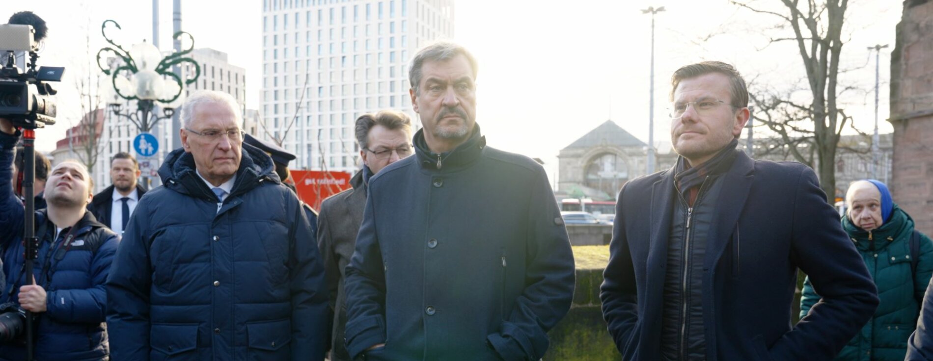 Auf dem Bild sind Innenminister Joachim Herrmann, MdB Michael Frieser, Ministerpräsident Dr. Markus Söder und Nürnbergs Oberbürgermeister Marcus König am Bahnhofsvorplatz des Nürnberger Hauptbahnhofes zu sehen.