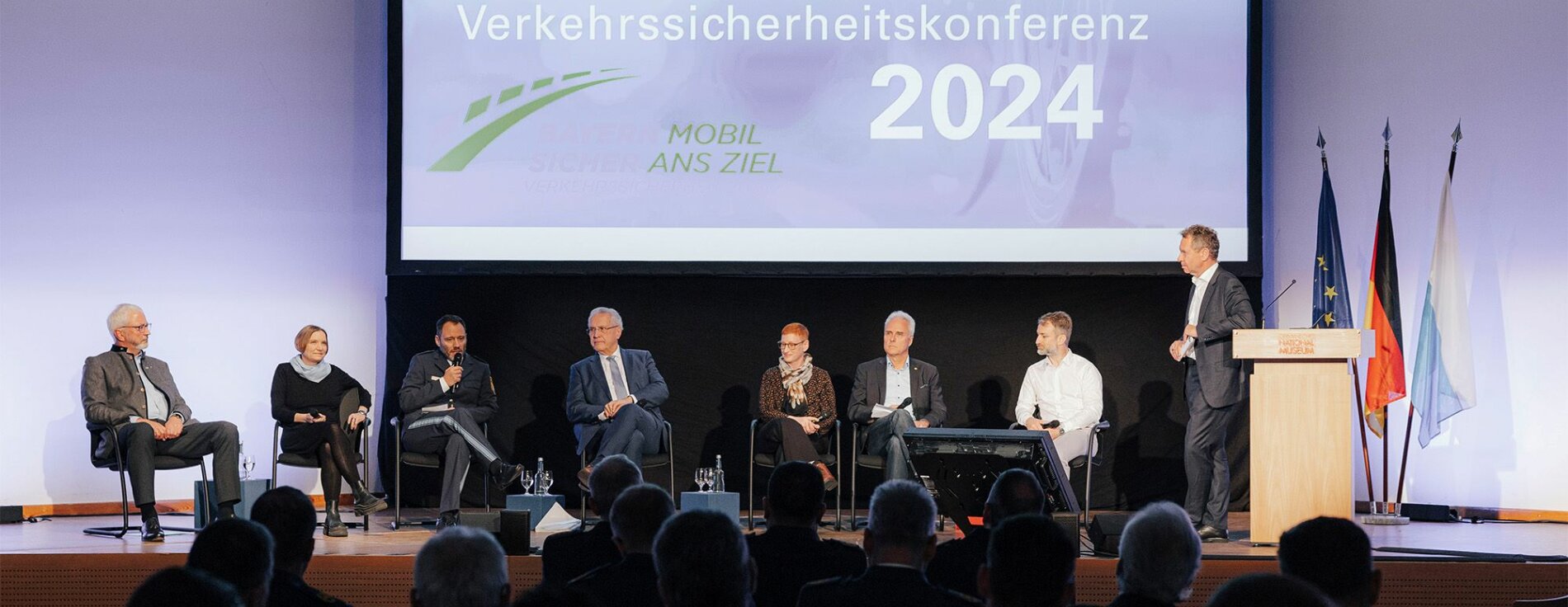 31. Oktober 2024: „Sicher unterwegs mit dem Fahrrad“ war das Motto der 4. Verkehrssicherheitskonferenz zum Verkehrssicherheitsprogramm 2030 'Bayern mobil – Sicher ans Ziel' in Nürnberg. Innenminister Joachim Herrmann betonte dabei ausdrücklich: „Die Radunfall-Statistik ist nicht zufriedenstellend, es passieren immer noch zu viele Unfälle. Das Radfahren muss noch sicherer werden!“ Auf dem Bild ist die Podiumsdiskussion anlässlich der 4. Verkehrssicherheitskonferenz in Nürnberg zu sehen. In der Mitte des Podiums sitzt Innenminister Joachim Herrmann.