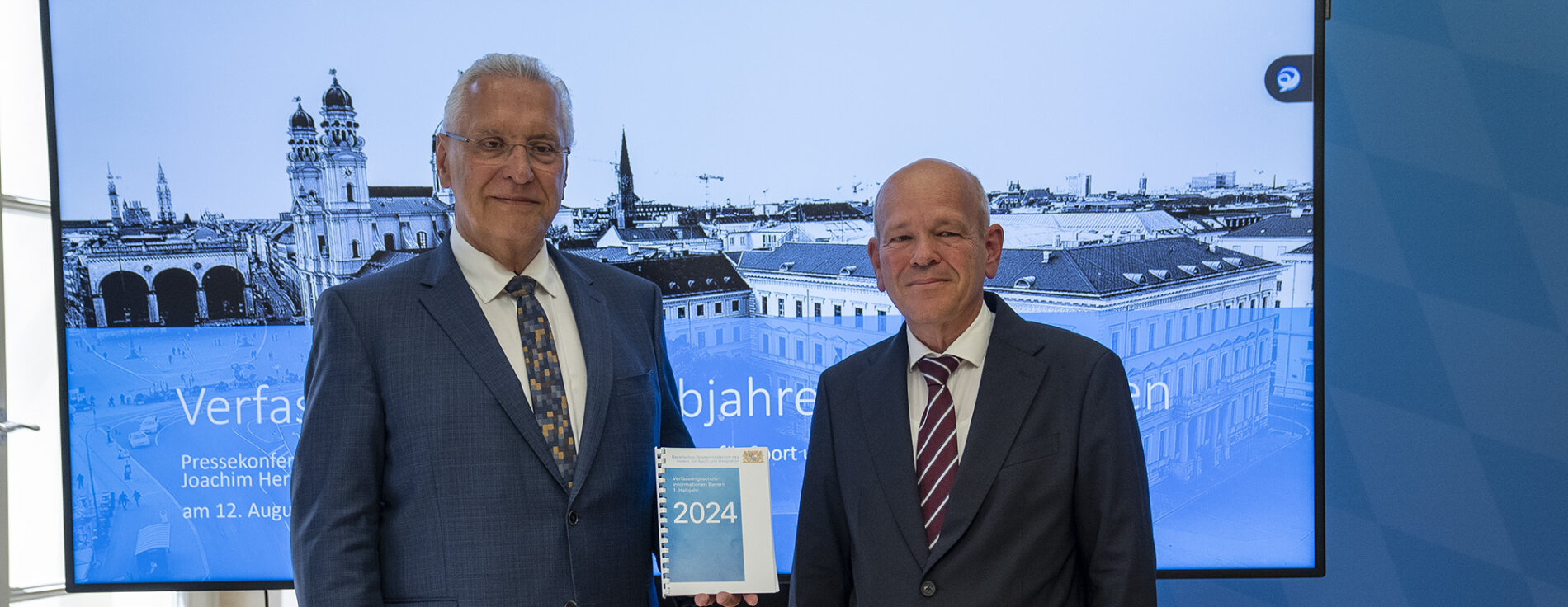 12. August 2024: Innenminister Joachim Herrmann stellte gemeinsam mit dem Präsidenten des Landesamtes für Verfassungsschutz, Dr. Burkhard Körner (re. i. Bild) die Verfassungsschutzinformationen für das erste Halbjahr 2024 vor. Zunehmende Spionageaktivitäten und neue Erkenntnisse zu prorussischen Desinformationskampagnen bereiten Sorgen. „Die Spannweite reicht dabei von rechtsextremistischen 'Remigrations'-Fantasien über Antisemitismus, der sowohl von Rechts- und Linksextremisten als auch von Akteuren des auslandsbezogenen Extremismus ausgeht, bis hin zu Morden auf offener Straße aus religiöser Verblendung“, so das Fazit von Herrmann. Innenminister Herrmann zusammen mit Dr. Burkhard Körner Präsident Landesamt für Verfassungsschutz