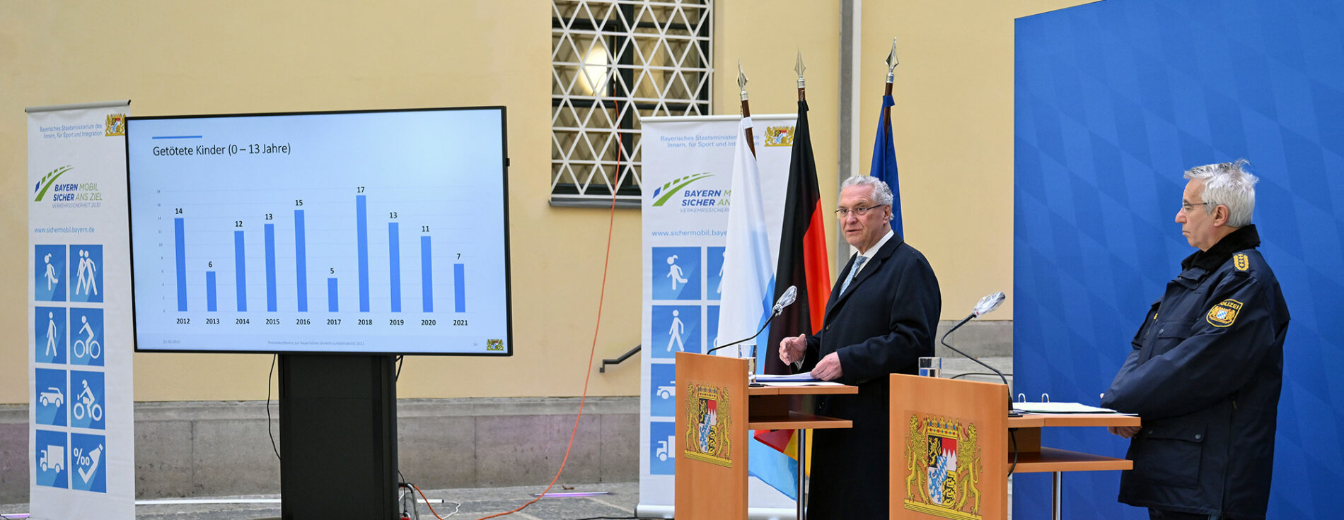 Innenminister Joachim Herrmann und Landespolizeipräsident Wilhelm Schmidbauer bei der Präsentation der Verkehrsunfallstatistik 2021
