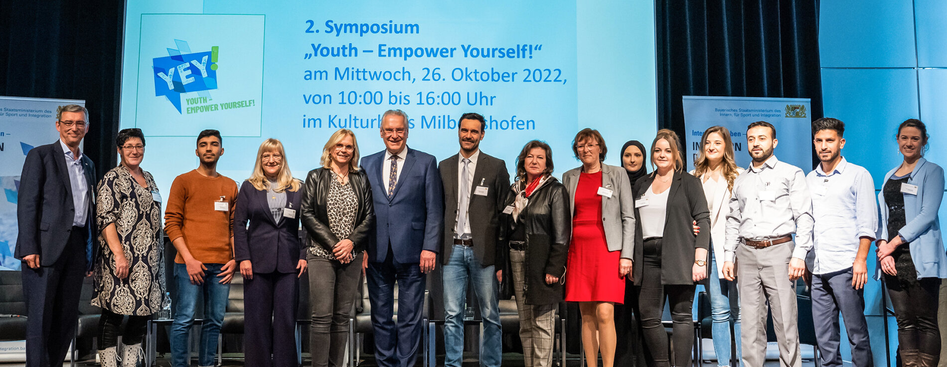 Gruppenfoto mit allen Teilnehmerinnen und Teilnehmern sowie Herrmann