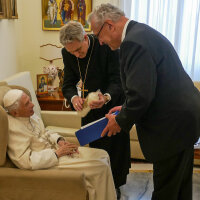 Papst em. Benedikt XVI., Erzbischof Georg Gänswein und Innenminister Joachim Herrmann