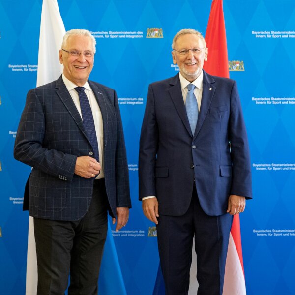Zu sehen sind der bayerische Innenminister Joachim Herrmann und sein kroatischer Amtskollege Dr. Davor Bozinovic