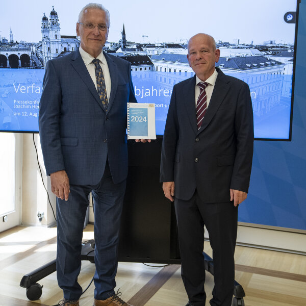 Innenminister Joachim Herrmann und der Präsident des Bayerischen Landesamts für Verfassungsschutz haben die Verfassungsschutzinformationen für das 1. Halbjahr 2024 vorgestellt.