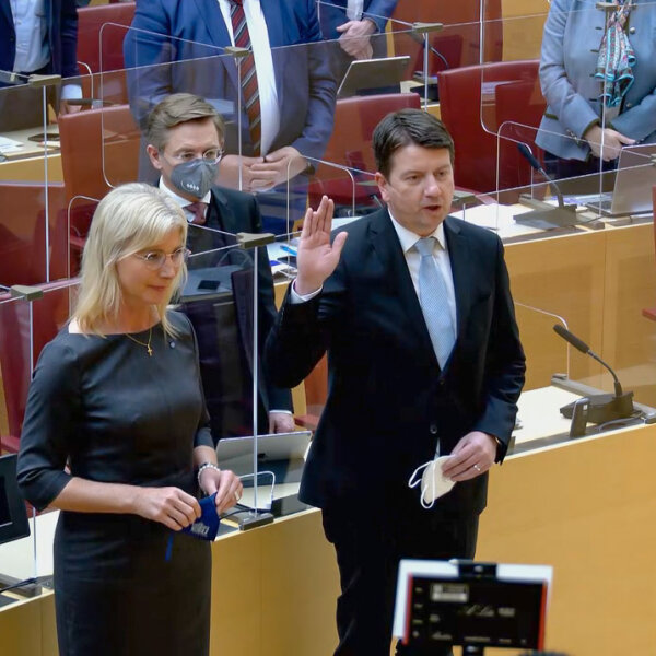 Vereidigung der neuen Kabinettsmitglieder im Bayerischen Landtag; Sandro Kirchner bei Eid, daneben Scharf und Blume