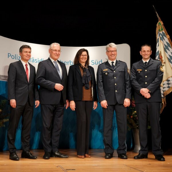 Auf dem Bild ist der Präsident des Landesamts für Verfassungsschutz, Manfred Hauser, Innenminister Joachim Herrmann, Landtagspräsidentin Ilse Aigner, der neue Präsident des Polizeipräsidiums Oberbayern Süd, Frank Hellwig sowie der neue Vizepräsident Michael Siefener anlässlich der Feierlichkeiten zum Amtswechsel zu sehen.