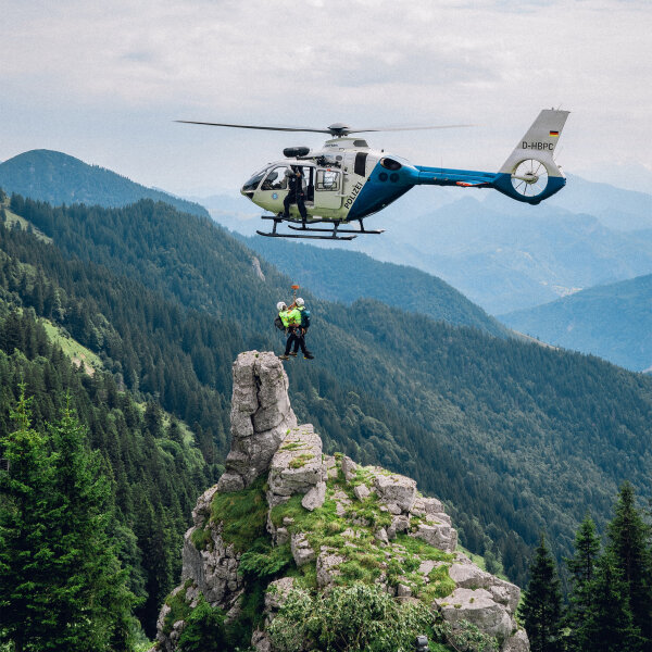 HUbschrauber rettet Personen im Felsgebirge