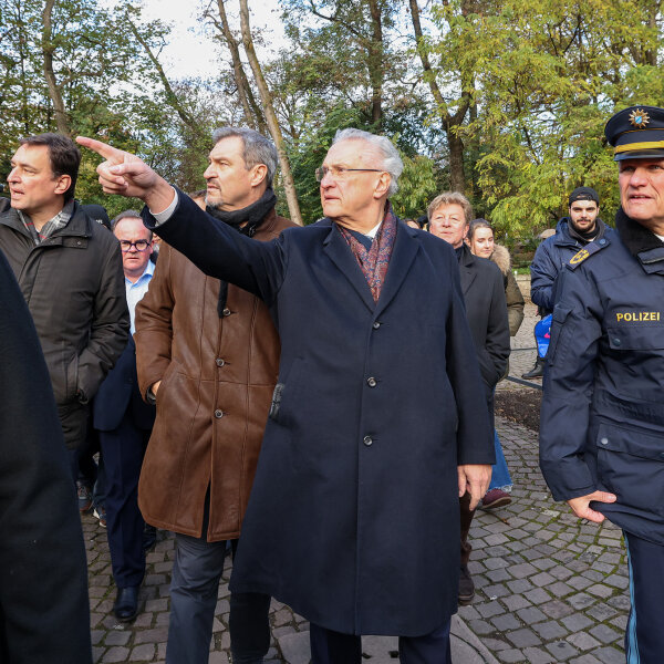 Söder, Herrmann, Eisenreich und Hampel im Park schauen nach links