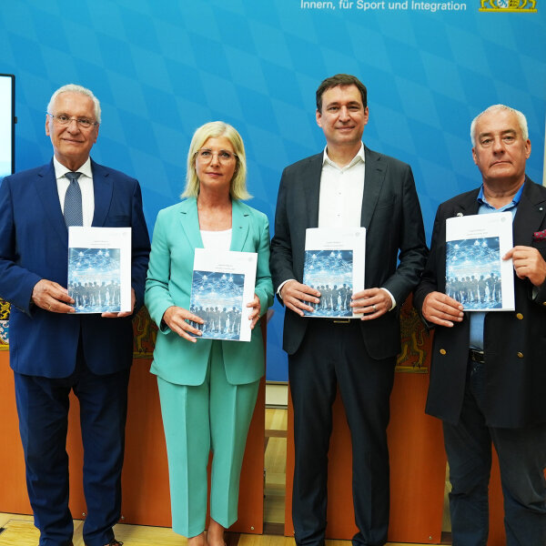 Gruppenbild Innenminister Herrmann, Sozialministerin Scharf, Justizminister Eisenreich, Antisemitismusbeauftragter Dr. Spänle