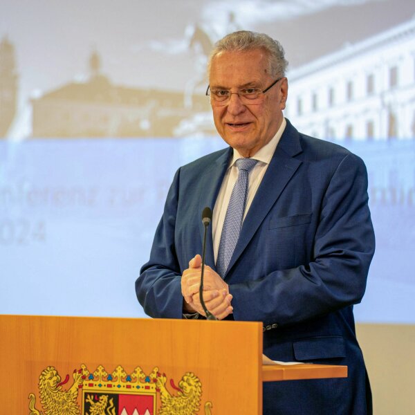 Auf dem Bild ist Innenminister Joachim Herrmann während der Pressekonferenz zur Vorstellung der Polizeilichen Kriminalstatistik 2024 zu sehen.