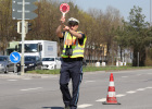 Unter dem Motto 'Fuß vom Gas!' ist der siebte Bayerische 24-Stunden-Blitzmarathon gestartet. Rund 1.900 Polizistinnen und Polizisten sowie 50 Bedienstete der kommunalen Verkehrsüberwachung kontrollieren an rund 2.000 Messstellen die Geschwindigkeit.