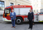 Innenminister Joachim Herrmann mit dem Vorsitzenden des Landesfeuerwehrverbands Bayern Johann Eitzenberger, stehend vor einem Feuerwehrauto