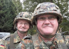 Doppelt engagiert: Erich Busch, Hausverwalter in einer Gemeinschaftsunterkunft für Asylbewerber und ehrenamtlich in der freiwilligen Reservistenarbeit der Bundeswehr als Unterstützung beim Katastrophenschutz. Im Bild mit Hauptmann der Reserve Georg Hagel, Regionalkantor und Basilikaorganist in der Bassilika Vierzehnheiligen.