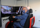 Innenminister Joachim Herrmann testet den Fahrsimulator aus