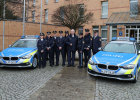 Innenminister Joachim Herrmann mit Polizistinnen und Polizisten in blauer Uniform