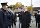 Innenminister Joachim Herrmann im Gespräch mit Polizisten auf einem Bürgersteig
