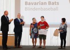 Sportminister Joachim Herrmann ehrt die Blindenbaseballmannschaft "Bavarian Bats" als Mannschaft des Jahres.