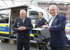 Innenminister Joachim Herrmann mit zwei Polizeibeamten beim Testen der modernen Polizeiausstattung.