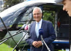 Innenminister Herrmann gibt Interviews vor einem Hubschrauber